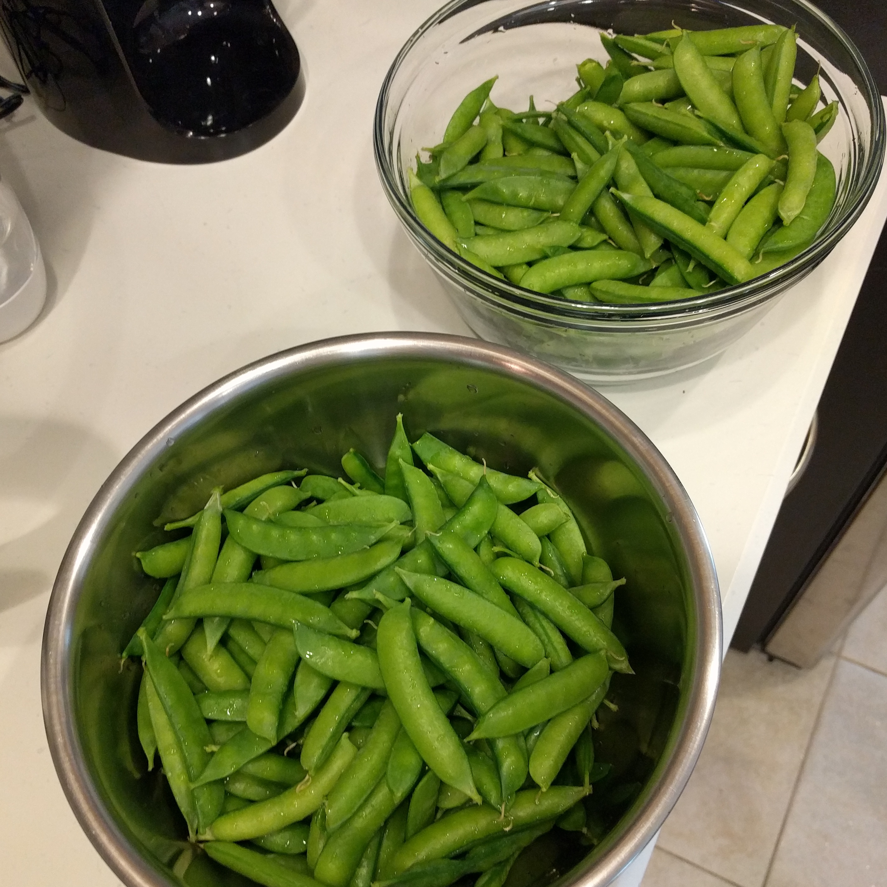 Two bowls of snap peas.